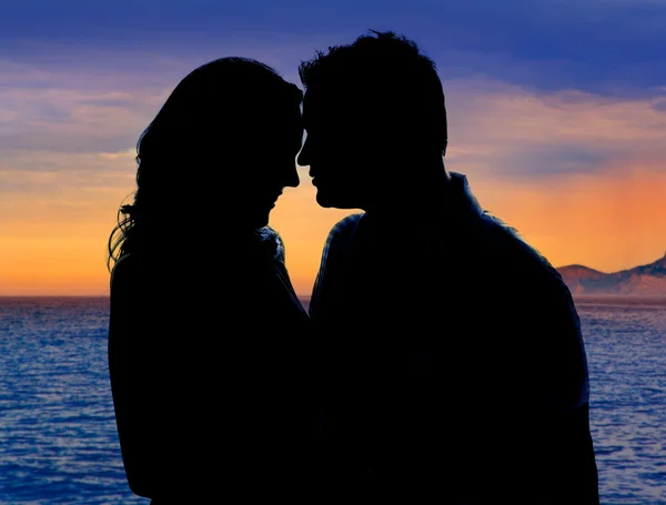 Ζευγάρι στην αγάπη αγκαλιά στο ηλιοβασίλεμα και στο πέλαγος — Φωτογραφία Αρχείου