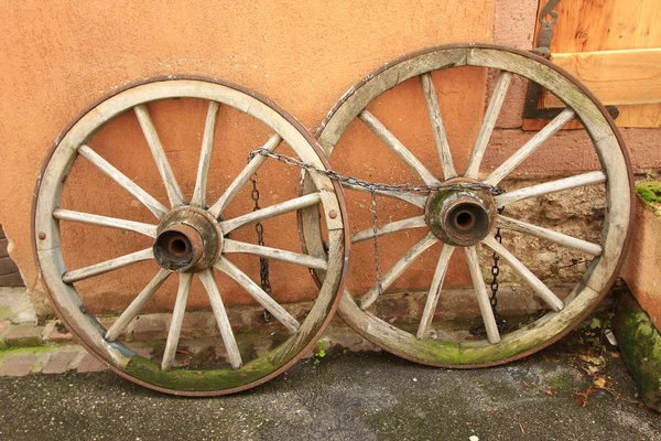 Old wooden wagon wheels — Stock Photo, Image