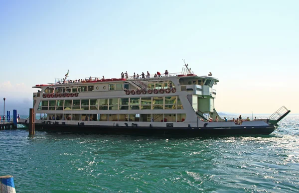 Ferry sur le lac de Garde, Italie — Photo