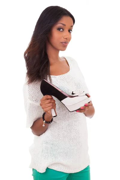 Mujer afroamericana sosteniendo un zapato de tacón alto en sus manos — Foto de Stock