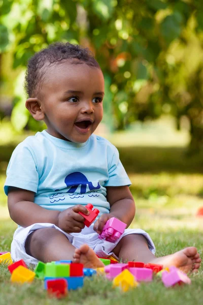 Kleine Afrikaanse Amerikaanse babyjongen spelen in het gras — Stockfoto