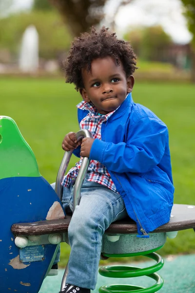 Открытый портрет черного ребенка, играющего на детской площадке — стоковое фото