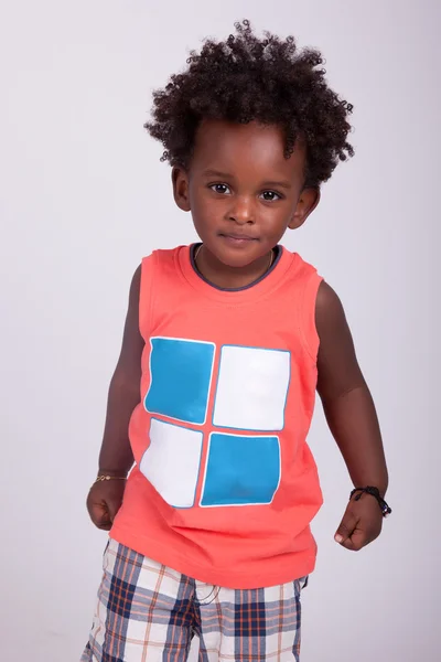 Porträtt av en söt svart baby pojke — Stockfoto