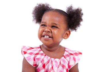 sevimli küçük Afrikalı-Amerikalı kız gülerek