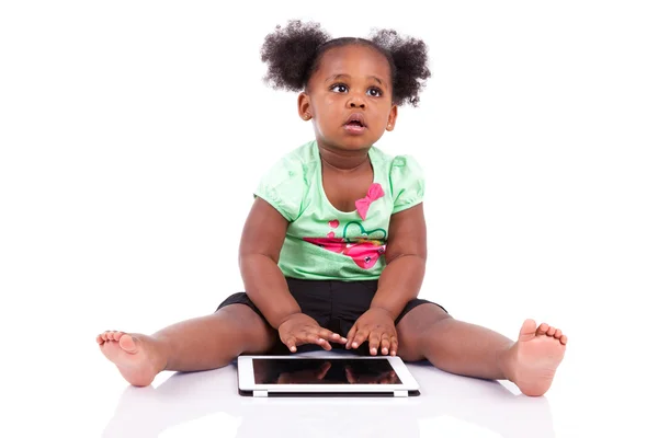 Niña afroamericana usando una tableta pc — Foto de Stock