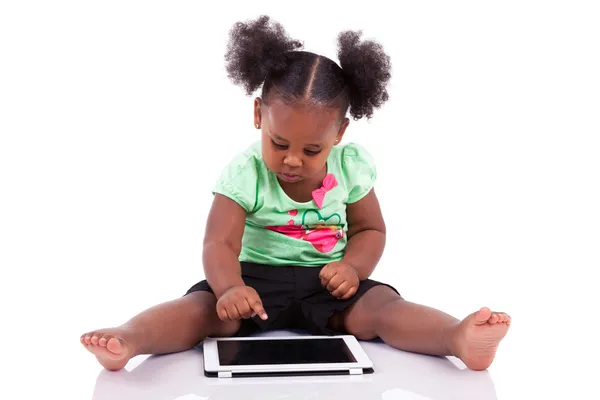 Kleine afrikanisch-amerikanische Mädchen mit einem Tablet-PC — Stockfoto
