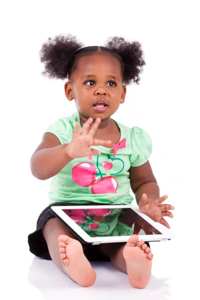 Malá africká americká dívka pomocí počítače tablet pc — Stock fotografie