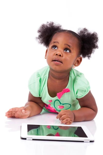 Küçük Afrikalı-Amerikalı kız tablet PC'yi kullanma — Stok fotoğraf