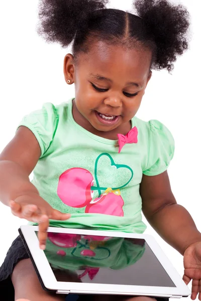 Afryki amerykański dziewczynka przy użyciu komputera typu tablet — Zdjęcie stockowe