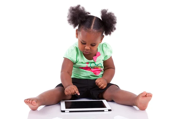 Malá africká americká dívka pomocí počítače tablet pc Stock Obrázky