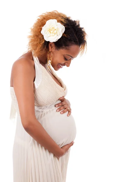 Молодая красивая беременная африканка — стоковое фото