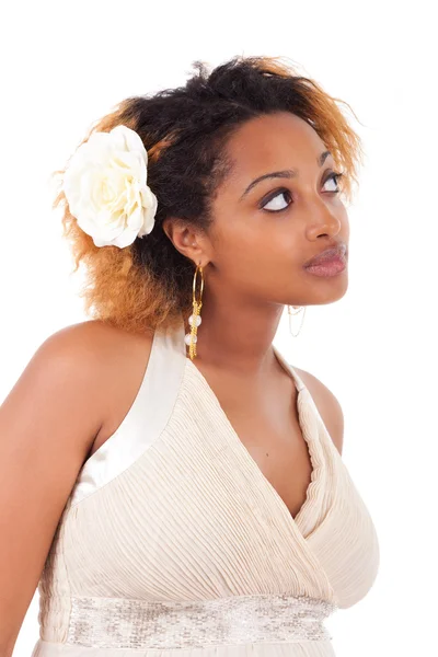 Unga vackra afroamerikanska kvinnan tittar upp — Stockfoto