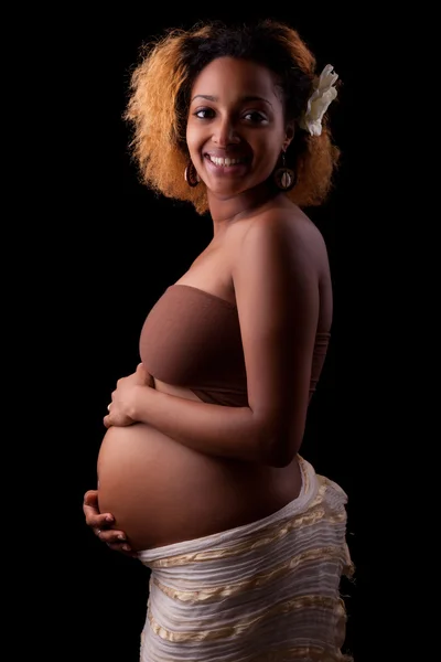 Jonge mooie zwangere Afrikaanse vrouw — Stockfoto