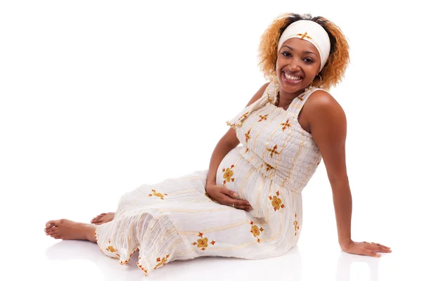 Giovane bella donna africana incinta — Foto Stock