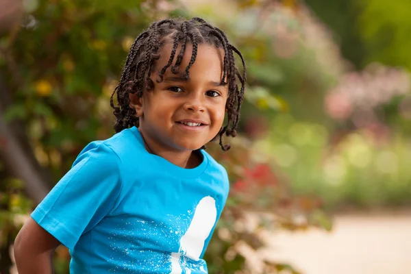 Portret ładny african american małego chłopca — Zdjęcie stockowe