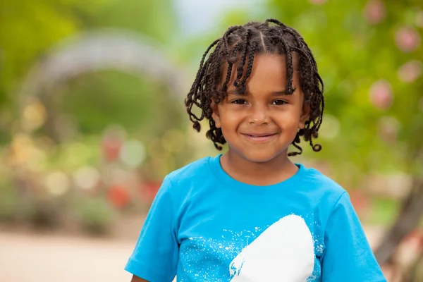 Portrait d'un mignon petit garçon afro-américain — Photo