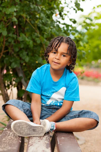 Porträtt av en söt amerikansk liten pojke — Stockfoto