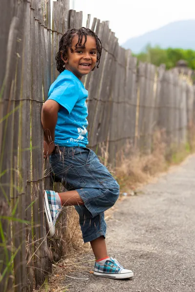 Egy aranyos afro-amerikai kisfiú portréja — Stock Fotó