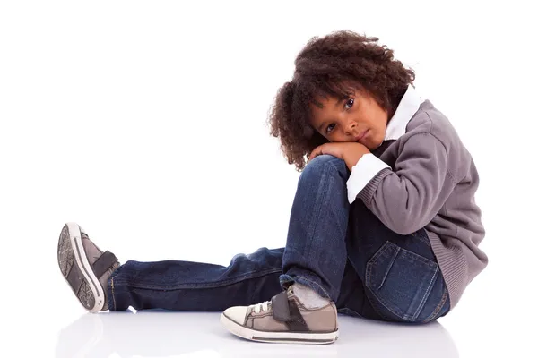 Retrato de um menino afro-americano sentado no chão — Fotografia de Stock