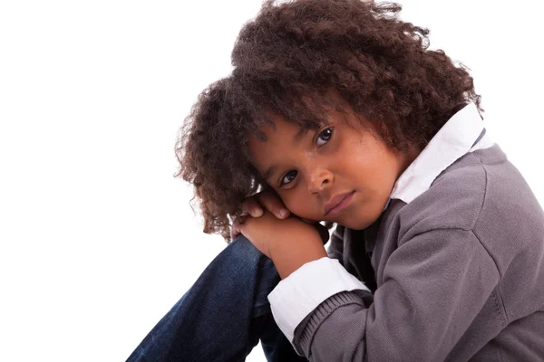 Portrét afroamerické malého chlapce, který seděl na podlaze — Stock fotografie