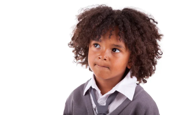 Портрет вдумчивого африканского маленького мальчика — стоковое фото