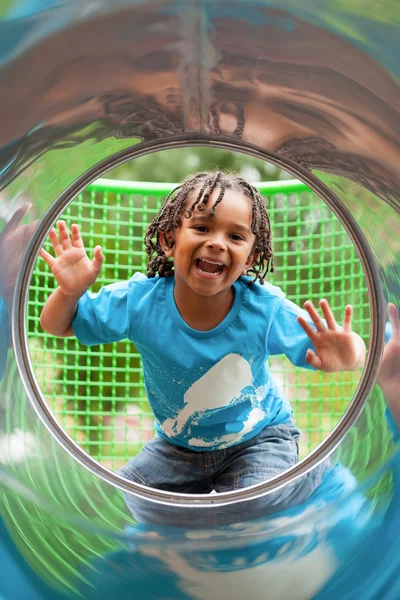Portret van een schattige kleine Afrikaanse jongen op speelplaats — Stockfoto