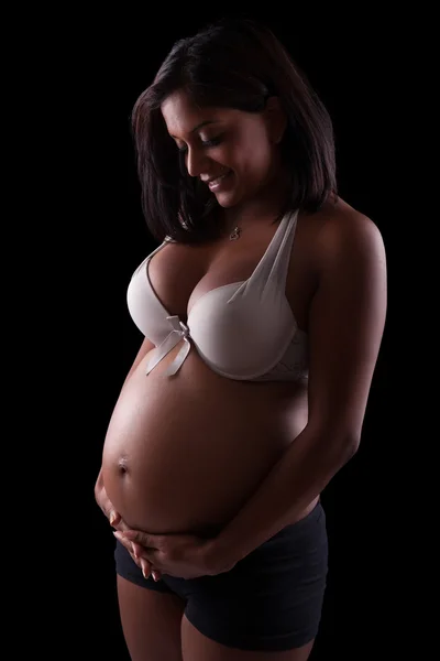 Jovem bela mulher indiana grávida tocando sua barriga — Fotografia de Stock