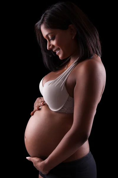 年轻美丽印度孕妇摸她的肚子 — 图库照片