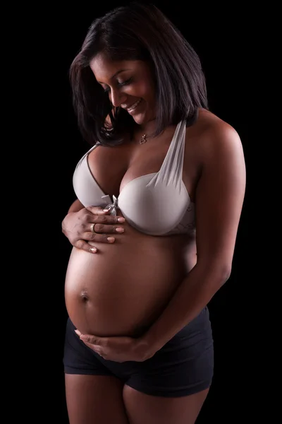 Jovem bela mulher indiana grávida tocando sua barriga — Fotografia de Stock