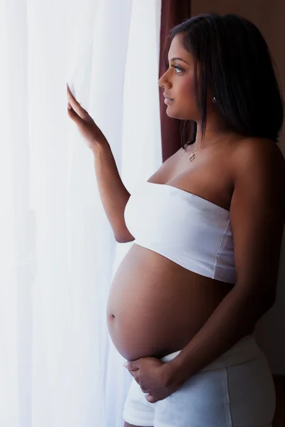 Junge schöne schwangere indische Frau berührt ihren Bauch — Stockfoto