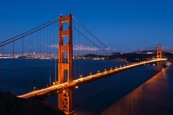 Golden Gate bridge by night in San Francisco — Stock Photo, Image
