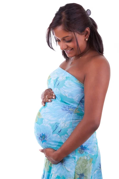 Jovem mulher indiana grávida tocando sua barriga — Fotografia de Stock