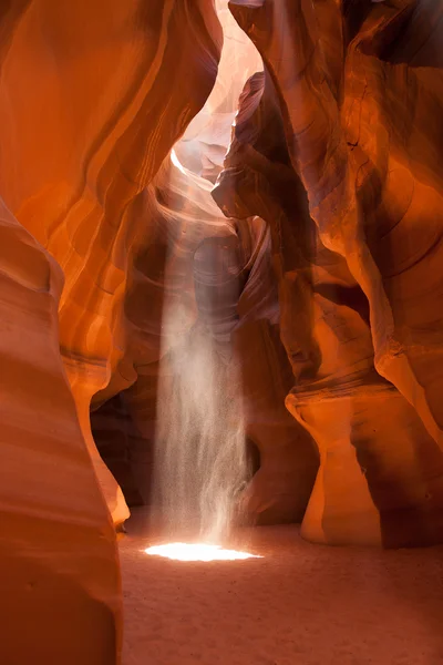 Ljusstrålen i antelope canyon i arizona — Stockfoto