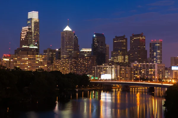 Vista nocturna del horizonte de Filadelfia — Foto de Stock