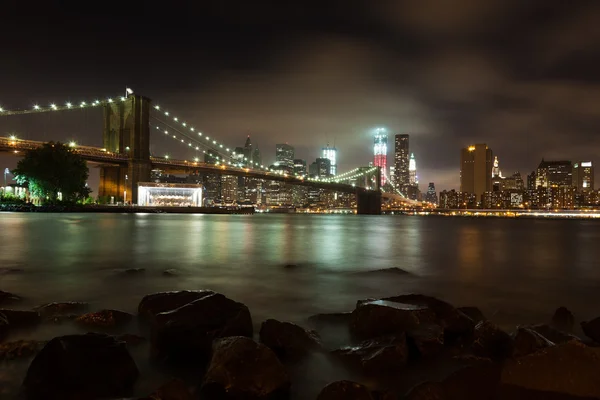Manhattan skyline por la noche desde Brooklyn bridge park — Foto de Stock