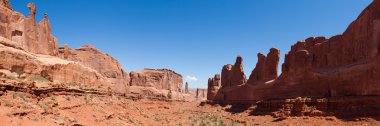 arches Ulusal Parkı Utah'ın panoramik manzarasını