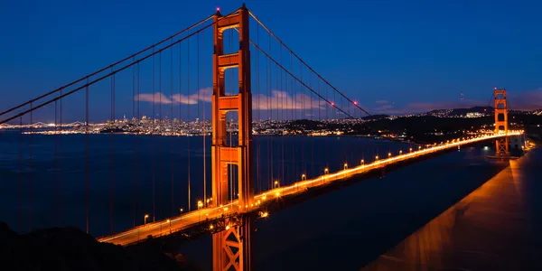 Panoramic view of the Golden Gate bridge by night in San Francis — Stock Photo, Image