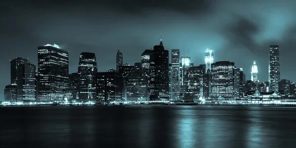 Manhattan látképének éjjel, a Brooklyn bridge park — Stock Fotó