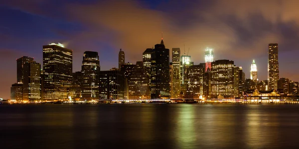 Manhattan skyline nattetid från brooklyn bridge park — Stockfoto