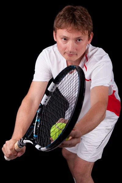 Portret van een jonge tennisser ongeveer om te dienen van de bal — Stockfoto