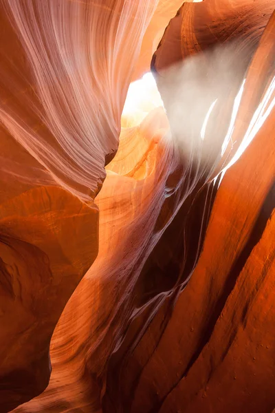 Světelný paprsek v antelope canyon v Arizoně — Stock fotografie