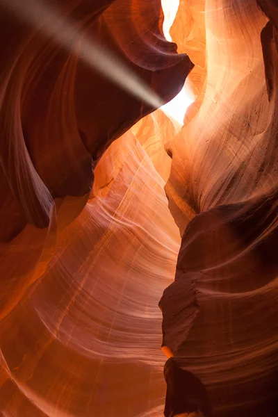 光束在亚利桑那州的羚羊峡谷 — 图库照片