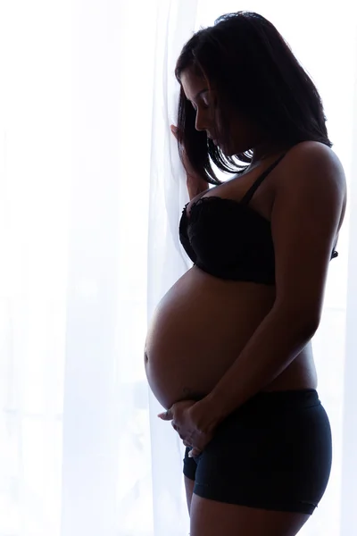 Joven mujer india embarazada tocando su barriga — Foto de Stock