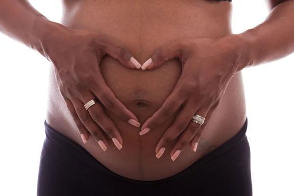 Jeune femme indienne enceinte touchant son ventre — Photo