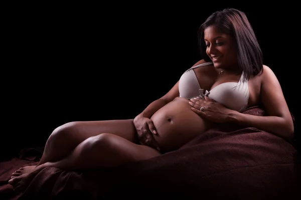 Mladá těhotná indiánka dotýká její břicho — Stock fotografie