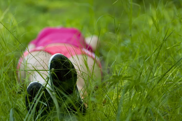 Κορίτσι ξαπλωμένη στο γρασίδι — Φωτογραφία Αρχείου