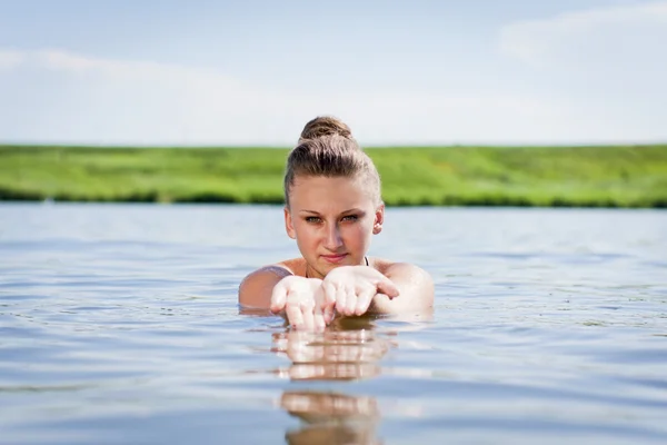 Meisje in een zwembroek — Stockfoto
