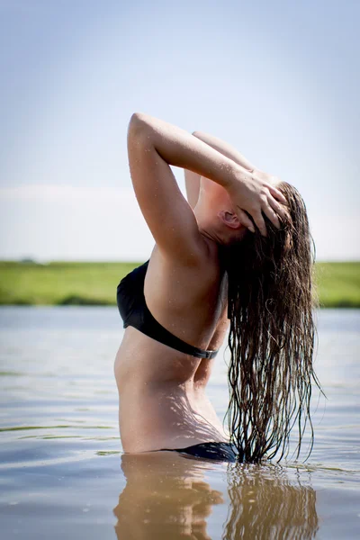Flicka i en baddräkt水着姿の女の子 — ストック写真