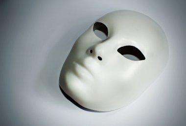 Beyaz plastik maskeli dramatik tiyatro konsepti
