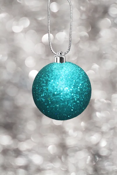 Bola de Natal com fundo festivo — Fotografia de Stock